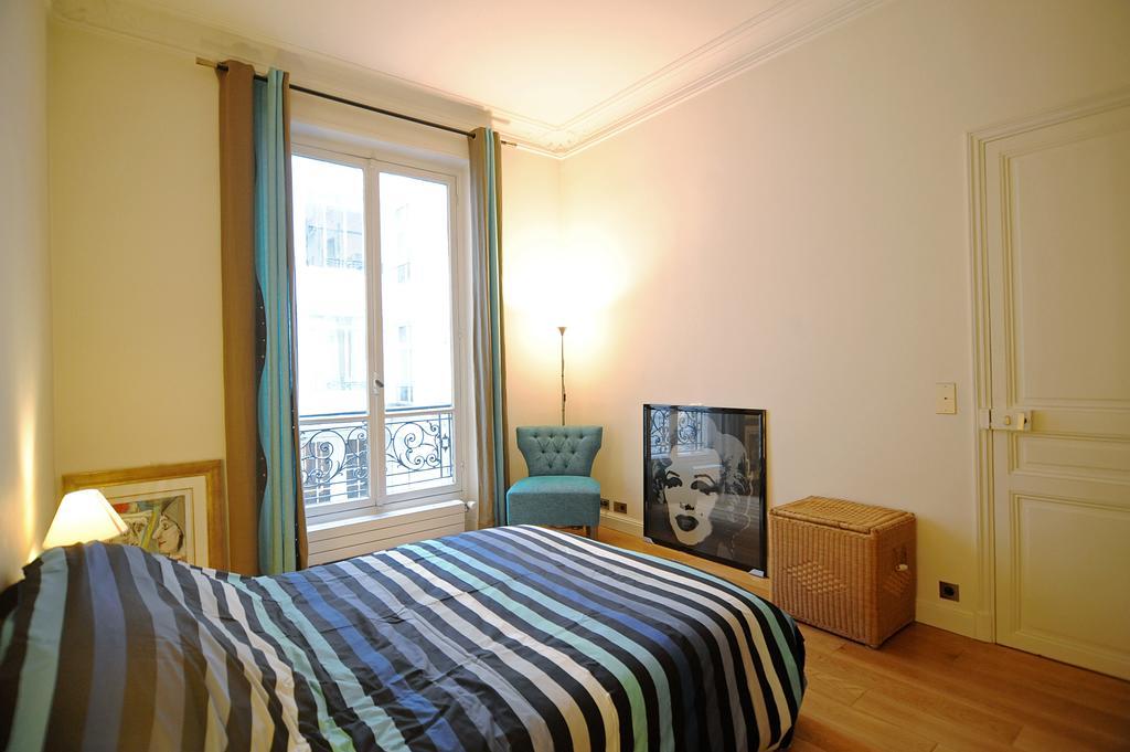 Champs Elysees Homestay - Air Conditioning Paris Room photo