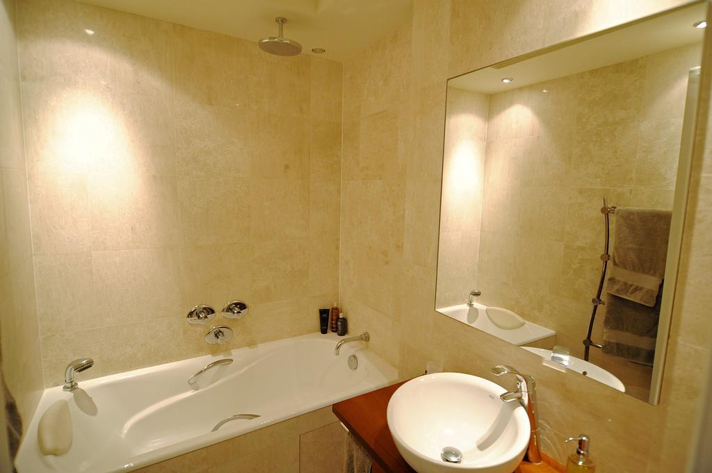Champs Elysees Homestay - Air Conditioning Paris Room photo
